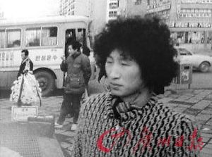網(wǎng)上流傳的酷似韓國總統(tǒng)李明博年輕時期“男扮女裝”的一張照片。